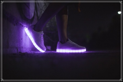 光る靴
